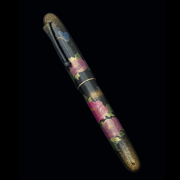 Estilográfica Namiki Yukari Royal &quot;Peony and Butterfly&quot; del artesano Misa Seki. 