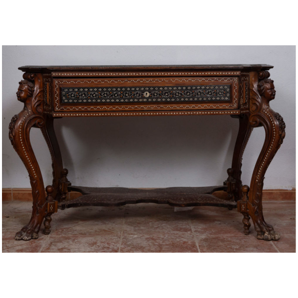 Preciosa mesa con cajon, de cobre, ébano y nácar con incrustaciones de hueso, siglo XIX.