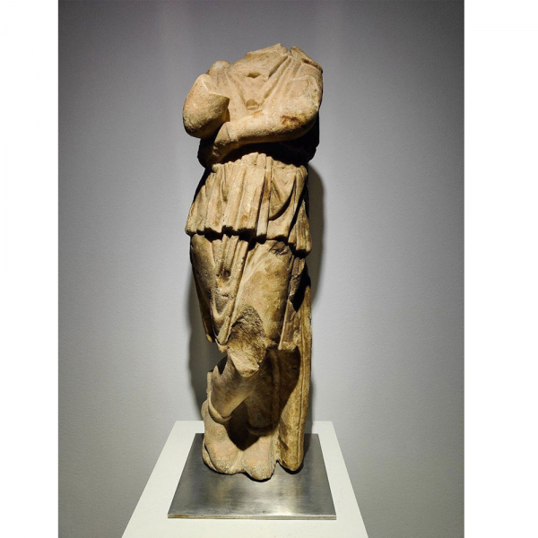 Importante Escultura Romana de Joven Bárbaro, siglos I - II DC, ex colección Jonathan Piser, Illinois. 