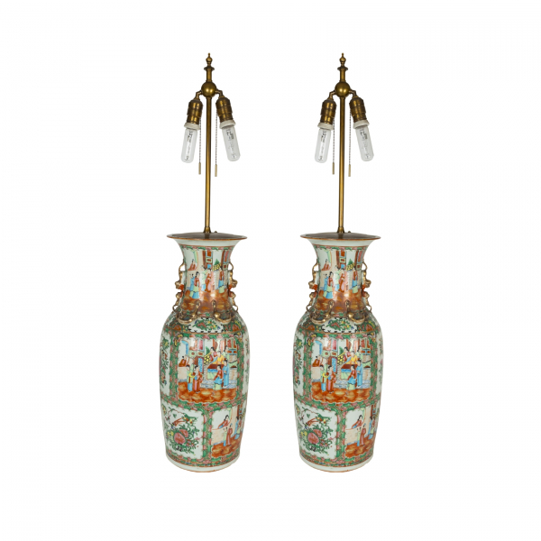 Pareja de jarrones en porcelana china Familia Rosa convertidos en l&aacute;mparas, con decoraci&oacute;n de motivos florales, dragones y escenas cortesanas en cartelas, s.XX.