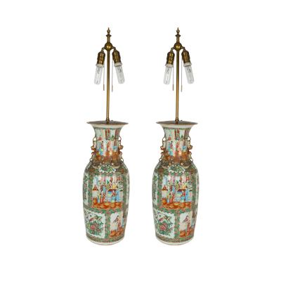 Pareja de jarrones en porcelana china Familia Rosa convertidos en l&aacute;mparas, con decoraci&oacute;n de motivos florales, dragones y escenas cortesanas en cartelas, s.XX.