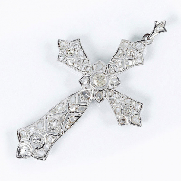 Bonita cruz colgante, antigua, en oro blanco 18 K, con cinco centros de limpios y blancos diamantes 