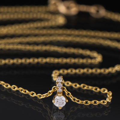 Cadena de oro amarillo de 18kt con colgante orlado de brillantes.