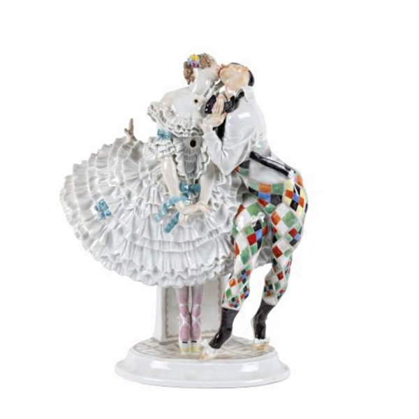 &quot;Arlequín y colombina&quot;. Figura realizada en porcelana de Meissen esmaltada, vidriada y dorada, modelo del artista Paul Scheurich, de 1914.