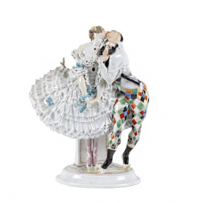 &quot;Arlequín y colombina&quot;. Figura realizada en porcelana de Meissen esmaltada, vidriada y dorada, modelo del artista Paul Scheurich, de 1914.