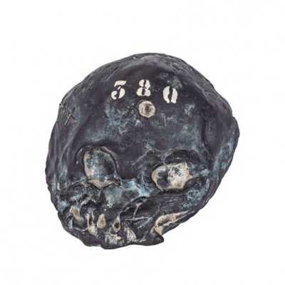 Antoni T&aacute;pies. "Crani 380 (1987)". Escultura realizada en bronce y pintura.   Firmada y numerada (4/6) 