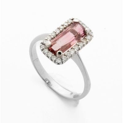 Sortija en oro blanco con turmalina central y orla de diamantes talla brillante con un peso total de 0,28 cts. aprox.