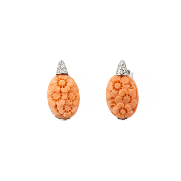 Pendientes en oro blanco 18 K con bonito motivo oval de coral rosa, tallado con motivos florales, y corona triangular en pavé de limpios y blancos diamantitoss talla brillante
