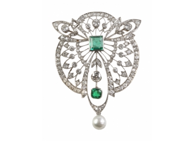 Broche Belle-Epoque con delicado diseño calado realizado con esmeraldas, brillantes y perilla de perla fina colgante. 