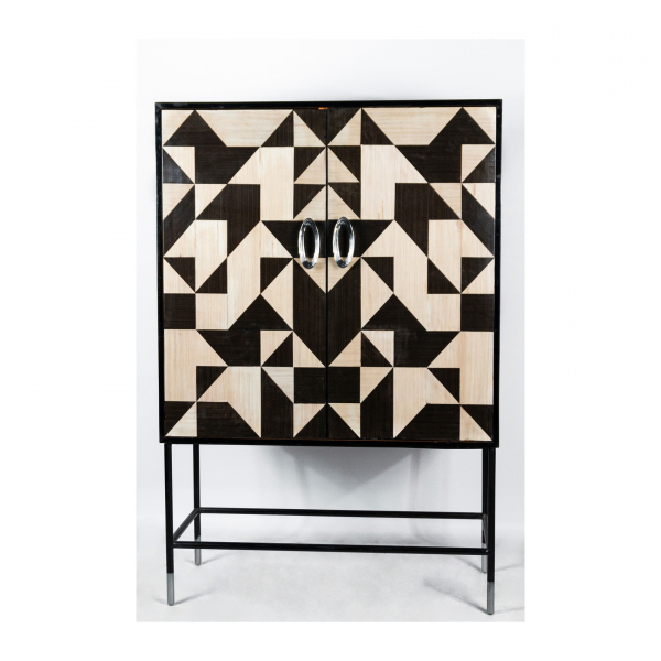 Mueble auxiliar o licorero con dos puertas batientes decoradas por marqueterías bicolor de motivos geométricos, s.XX.