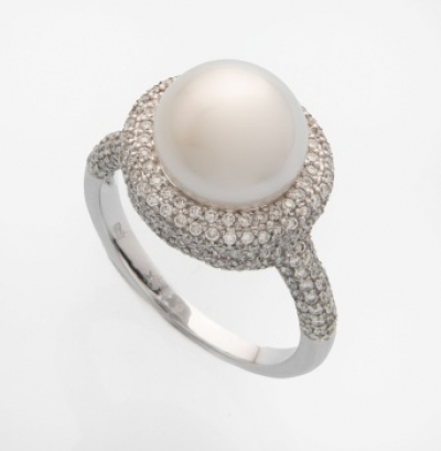 Sotija en oro blanco con perla australiana central, orlado con filas de diamantes talla brillante