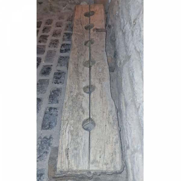 Rara Gran Madera o Cepo para ajusticiamiento de Presos o Herejes de la Inquisición española en plaza pública, trabajo medieval del siglo XV en madera y hierro forjado. 