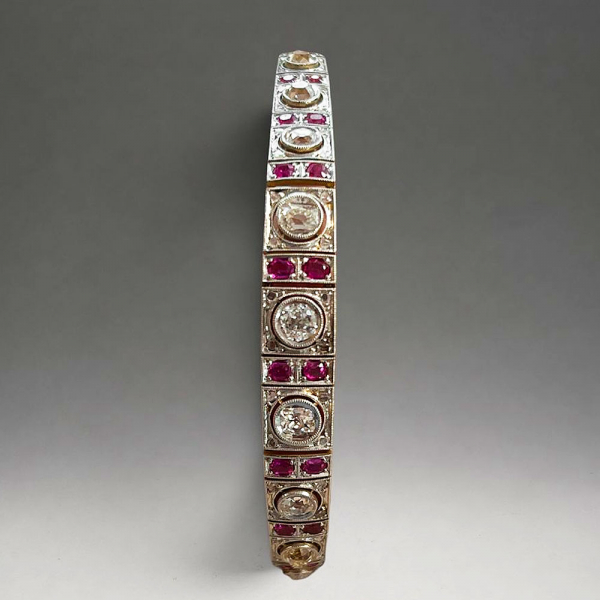 Espectacular Brazalete Art Noveau de los Años 20 en oro, rubíes y diamantes.