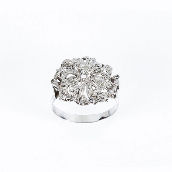 Sortija antigua en oro blanco 18 K con un limpio y blanco diamante central, talla brillante 