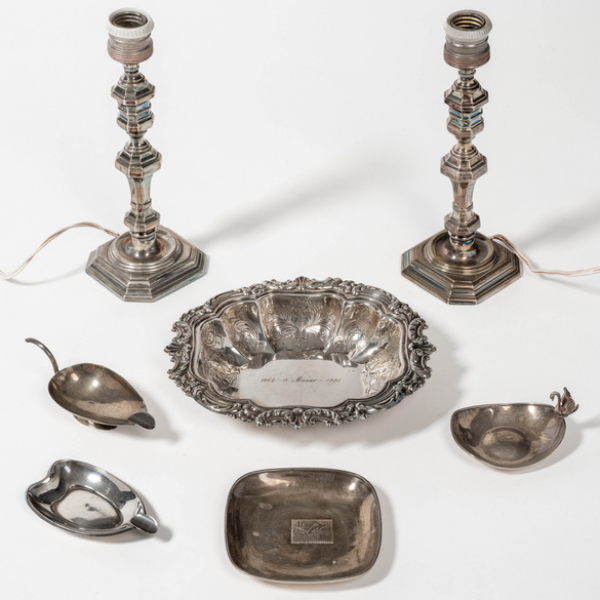 Miscelánea de pareja de lámparas, tres ceniceros y legumbrera en plata española y punzonada del siglo XX.