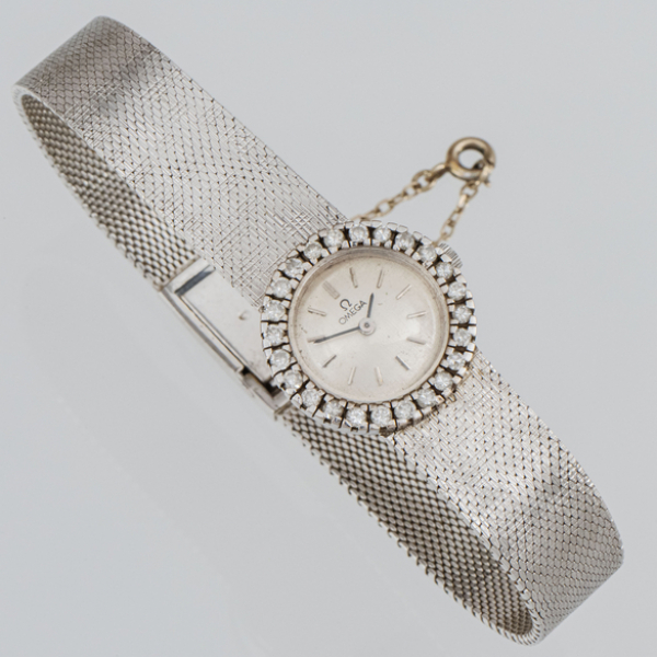 Omega, reloj de dama en oro blanco de 18 kt orlado de brillantes.