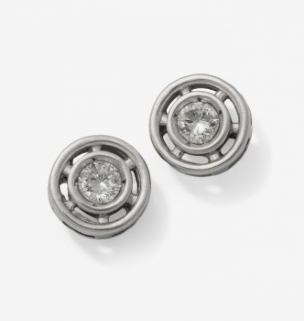 Pendientes chat&oacute;n en oro blanco con diamante talla brillante central con un peso total de 0,28 cts. aprox.