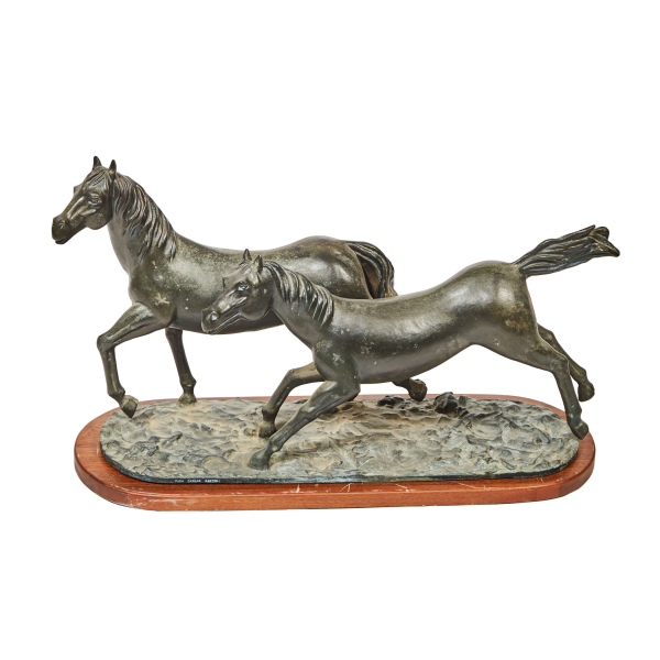 Ramón Cuello Riera (Barcelona, 1939) Caballos. Escultura en bronce patinado sobre peana en madera.