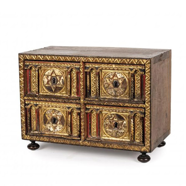 Papelera de estilo salmantino Trabajo español, S. XVII., realizada en madera tallada y dorada.