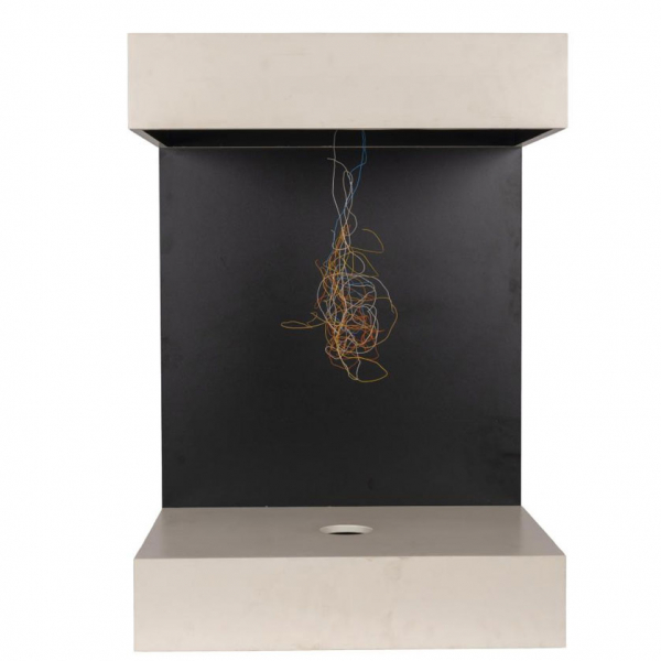 Daniel Canogar.   "Sin título". Estructura de madera, cables telefónicos encontrados, proyector, reproductor multimedia, USB, ventiladores y bucle de proyección de vídeo.