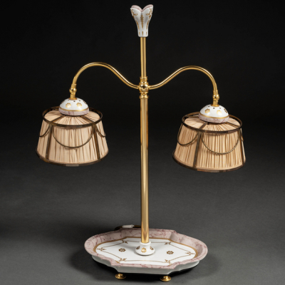 Mangani,Lámpara de mesa de dos luces en porcelana italiana simulando marmorizado y decoración en dorado con estructura en metal dorado del siglo XX.