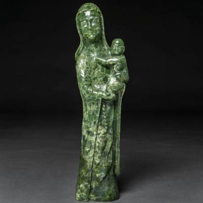 &quot;Guanyin con niño&quot; Figura de bulto redondo en jade verde color espinaca. Trabajo Chino del siglo XX.