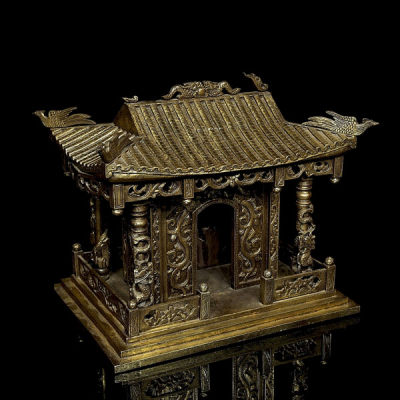Pequeño templo de madera tallada, arquitectura china con columnas adornadas con imágenes de dragones en relieve, frisos calados y muros decorados con roleos florales.