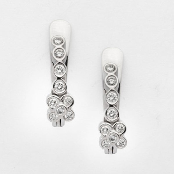 Pendientes en oro blanco con diamantes talla brillante representando flor.