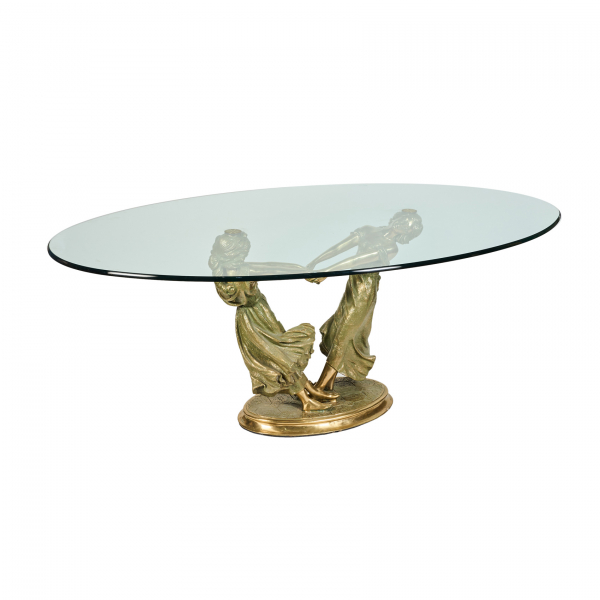 Manufactura Manuel Vidal Grau (Valencia, 1978) Mesa ovalada con sobre en cristal biselado y pie en bronce dorado con pareja de figuras femeninas danzantes.