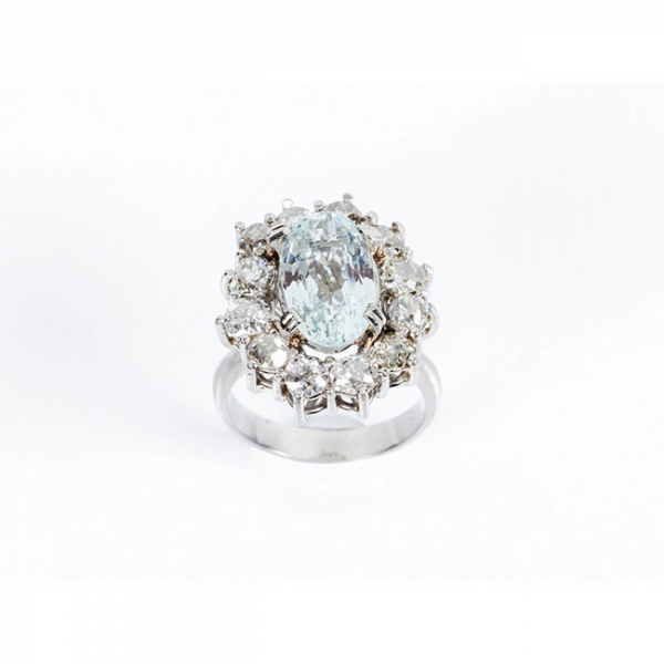 Espléndida sortija vintage en sólida montura de oro blanco 18 K con una bella aguamarina natural, talla oval y blancos diamantes 