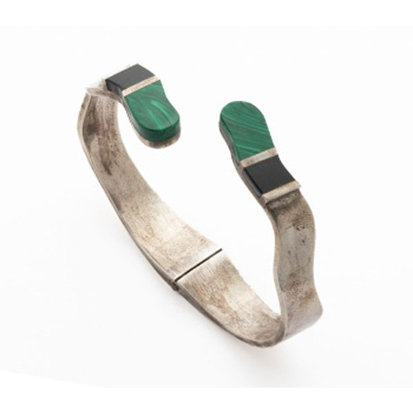 Brazalete en plata con ónix y malaquita.