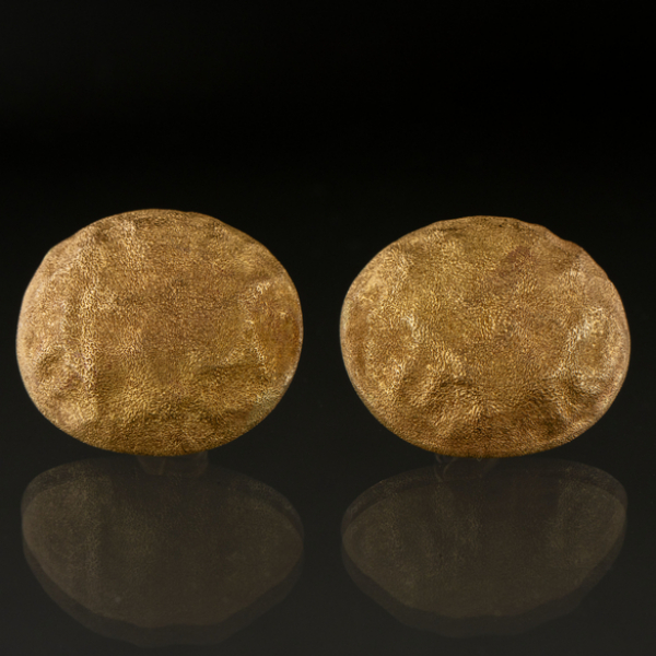 Elegante pareja de pendientes en oro amarillo efecto hielo de 18 kt.