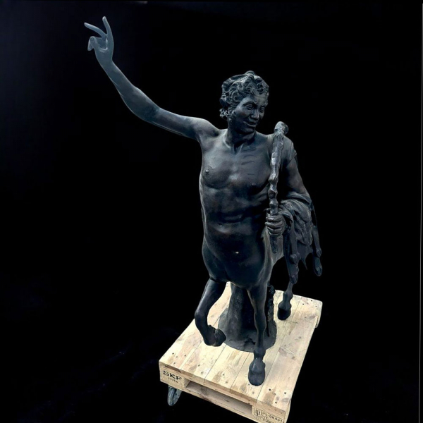 Escuela francesa del siglo XX. Joven Centauro. Firmado "GIBARDIEU".   Bronce patinado a la cera perdida. 
