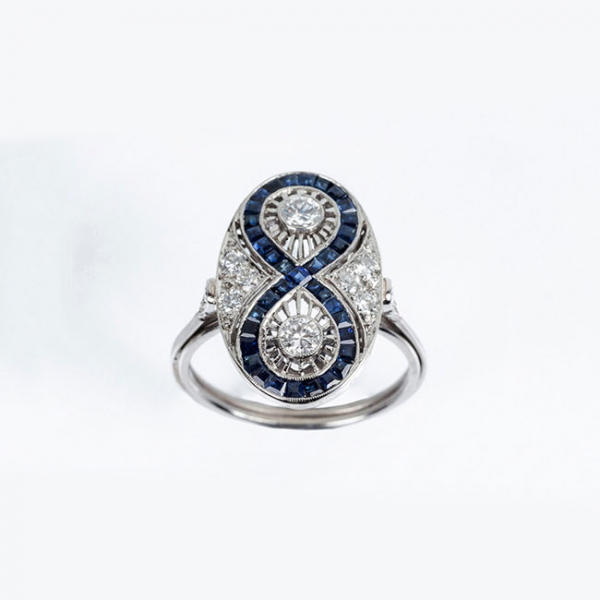 Delicada sortija lanzadera estilo art-decó en platino, con diamantes, talla brillante, y  zafiros finos azules calibrados 