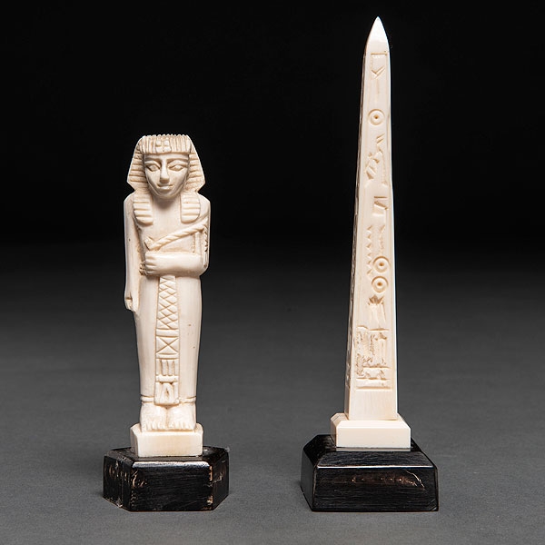 Conjunto de obelisco y faraón en marfil tallado. Trabajo Chino, Siglo XX