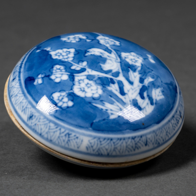 Polvera china en porcelana china azul y blanca del siglo XX.