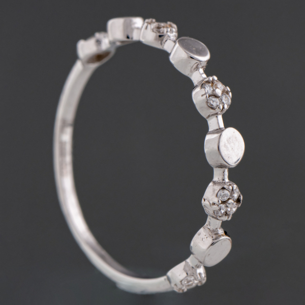 Anillo montado en oro blanco de 18 kt con brillantes.