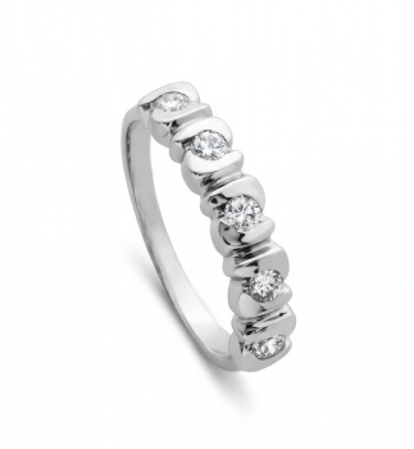 Sortija en oro blanco con 5 diamantes talla brillante con un peso total de 0,35 cts. aprox.