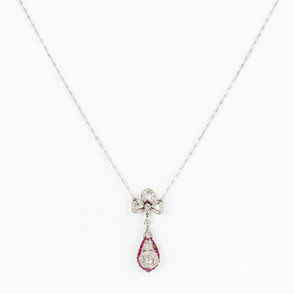 Bello colgante antiguo en platino y oro amarillo 18 K, con diamantes y cadenita de platino 