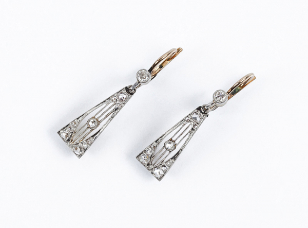 Pendientes largos antiguos &#039;art-nouveau&#039; en oro amarillo, con un diamante talla brillante antigua en chatón y motivo calado colgante decorado con diamantitos talla rosa en vistas de oro blanco