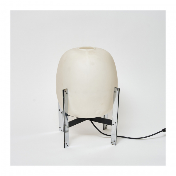 Miguel Milá Sagnier (Barcelona, 1931-2024) Lámpara modelo «Cesta Metálica» con estructura en acero inoxidable pulido y globo oval de polipropileno abierto por la parte superior, edición de c.1960.