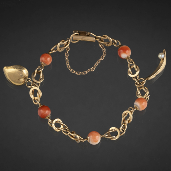 Pulsera de eslabones con cinco bolas de coral rojo en oro amarillo de 18kt.
