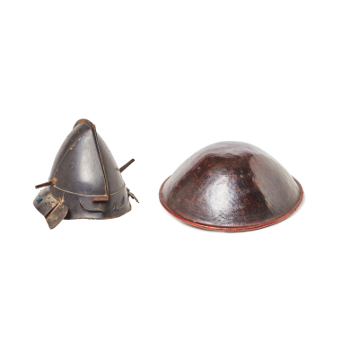 Lote formado por kabuto japonés en hierro lacado y sombrero cónico de fibra vegetal lacada con motivos decorativos procedente del sudeste asiático, s.XIX-XX.