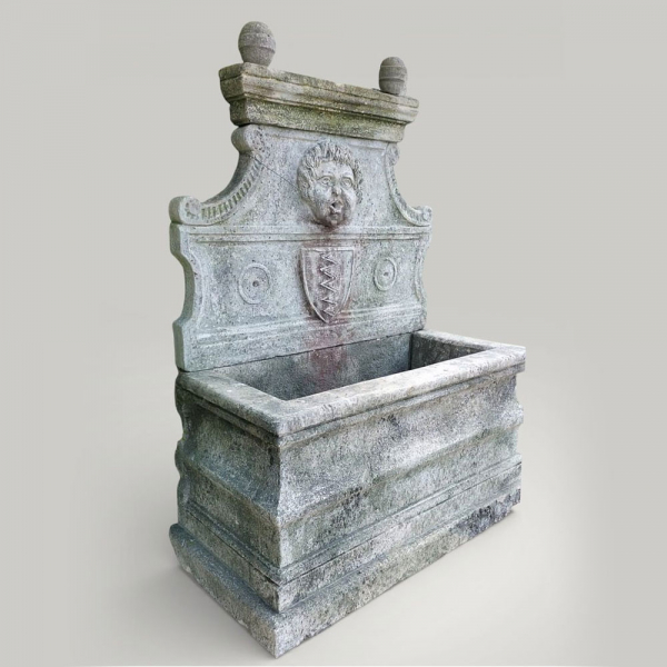 Magn&iacute;fica fuente monumental de piedra de Vicenza con figura en altorrelieve, Italia, siglo XX.