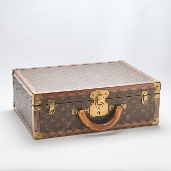 LOUIS VUITTON. Baúl vintage modelo «Cotteville 50» en piel marrón con monogramas con herrajes, cierres, broches y tachuelas de latón macizo.