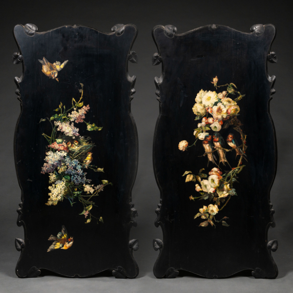 Pareja de elegantes paneles en madera tallada y ebonizada pintados a mano.Finales del Siglo XIX-XX