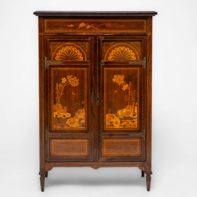 Mueble de dos puertas en madera con marquetería de animales del siglo XX.