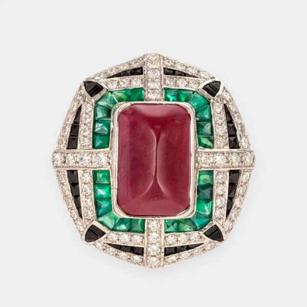 Anillo con diamantes de aprox. 4,50 ct, rubí natural tratado de aprox. 10 ct y esmeraldas de aprox. 1,80 ct.