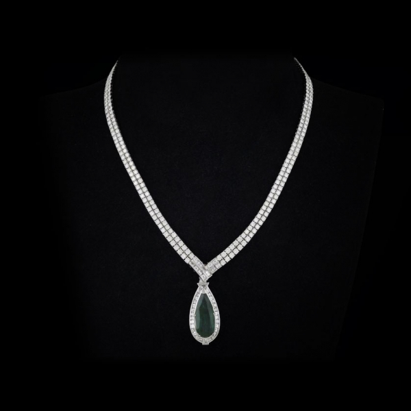 Importante collar de oro blanco de 18 K. con esmeralda talla pera de 12,25 cts. desmontable, con dos rivières de brillantes (19,48 cts.) y diamantes baguette (1,50 cts.).
