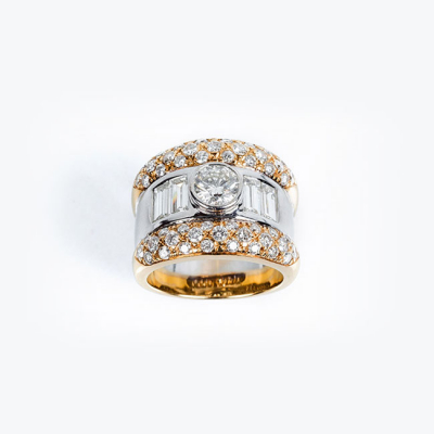 Elegante sortija en oro amarillo y blanco 18 K con un limpio y blanco diamante natural, talla brillante, flanqueado de limpios y blancos diamantes, talla baguette 